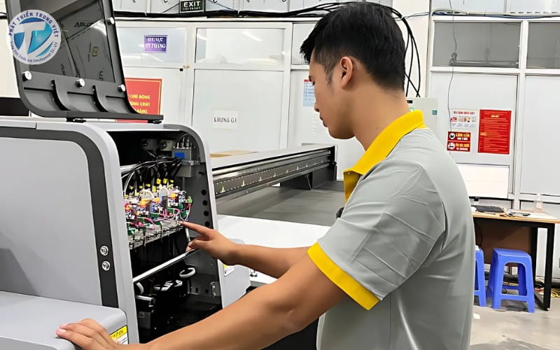 Kỹ thuật viên máy in kỹ thuật số tại Phát Triển Trung Việt